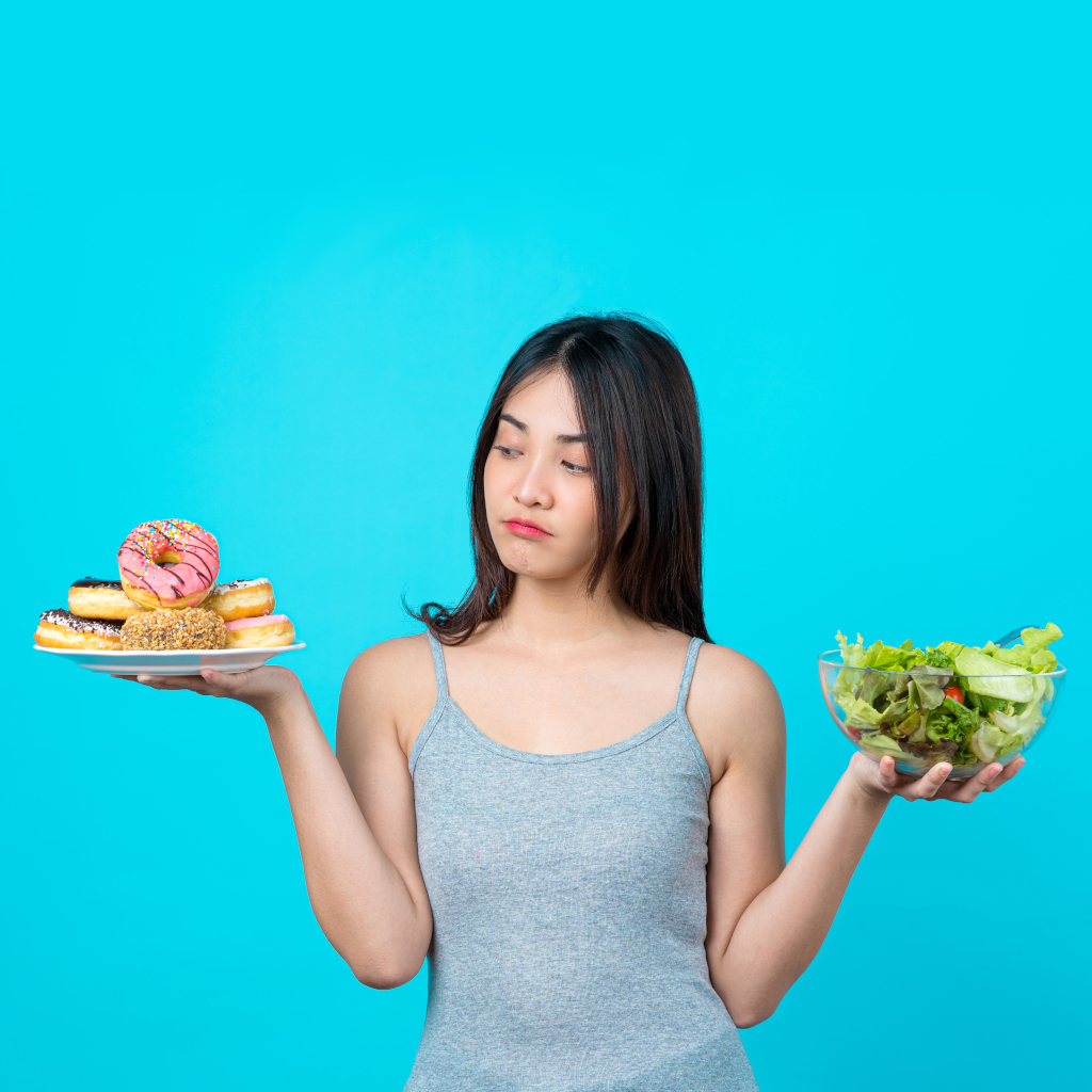 Femme hesitent entre deux plats