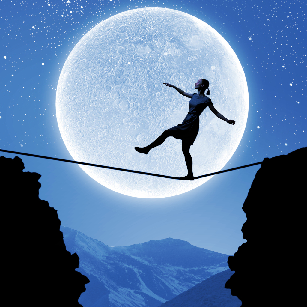 Personnage traversant sur un fil entre deux montagnes